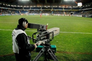 134091_un-cameraman-filme-au-stade-bonal-a-sochaux-le-1er-mars-2008-lors-du-match-de-la-ligue-1-de-football-entre-sochaux-et-rennes